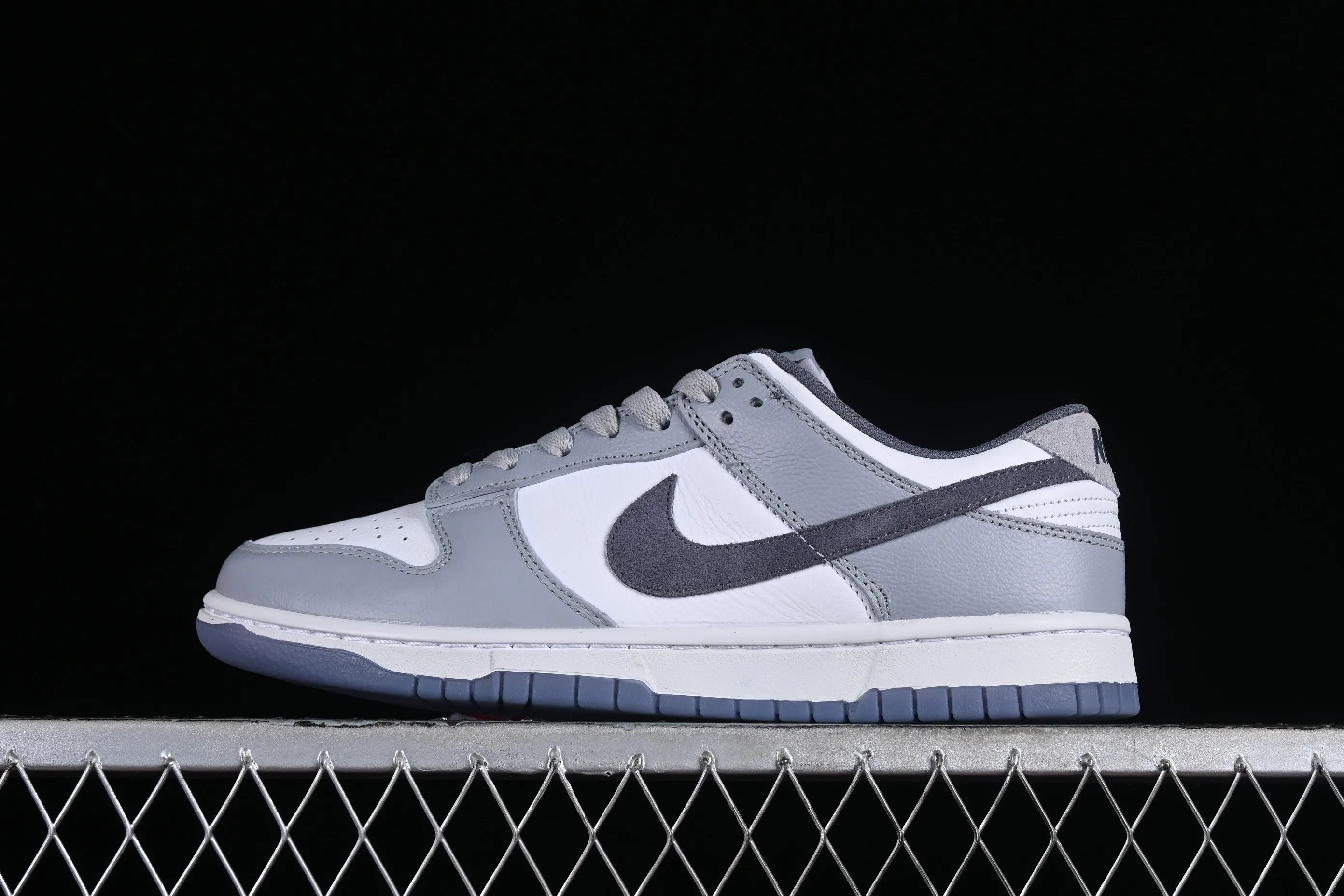 All Categories Nk SB Dunk Series Nk SB Dunk Low Low-top sneakers Nk Dunk Low "Light Carbon"​ Simple gray and white SB low-top casual sneakers FJ4188-100